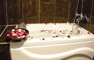 Habitación doble superior, 1 cama doble | Baño | Ducha y bañera combinadas y artículos de higiene personal gratuitos