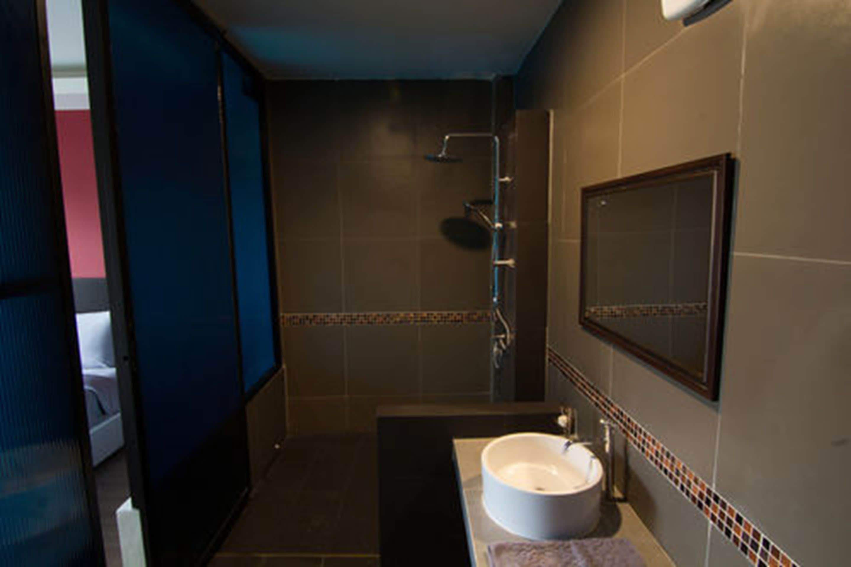 Un baño con bañera, lavamanos y espejo.
