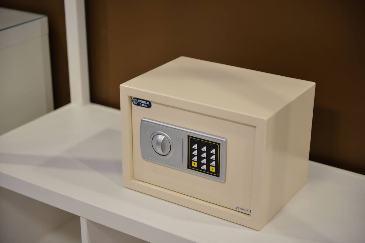 セーフティボックス (室内)、遮光カーテン、防音設備、WiFi (無料)