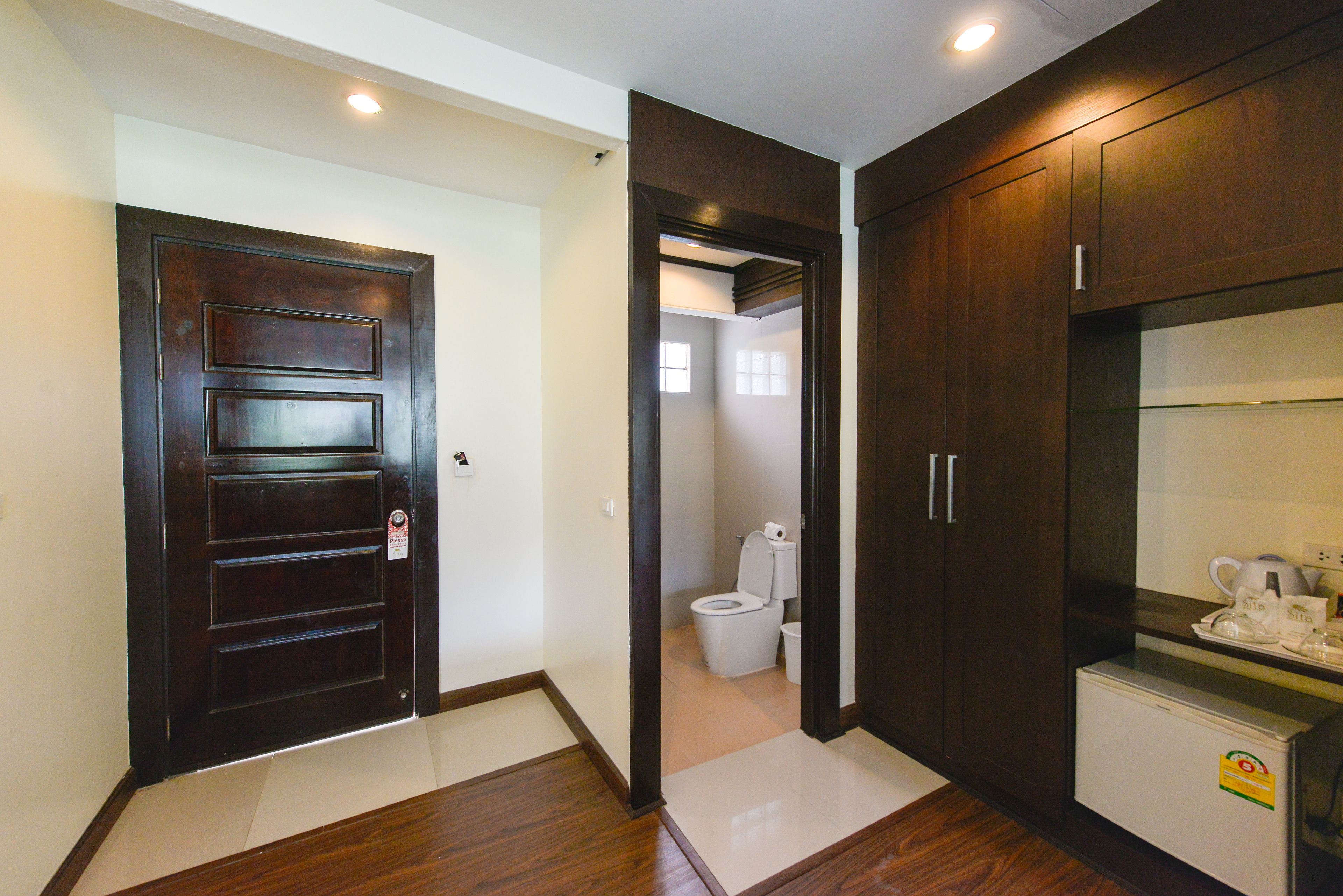 superior room, 1 king bed, pool view | bathroom | free toiletries, hair dryer, bathrobes, slippers