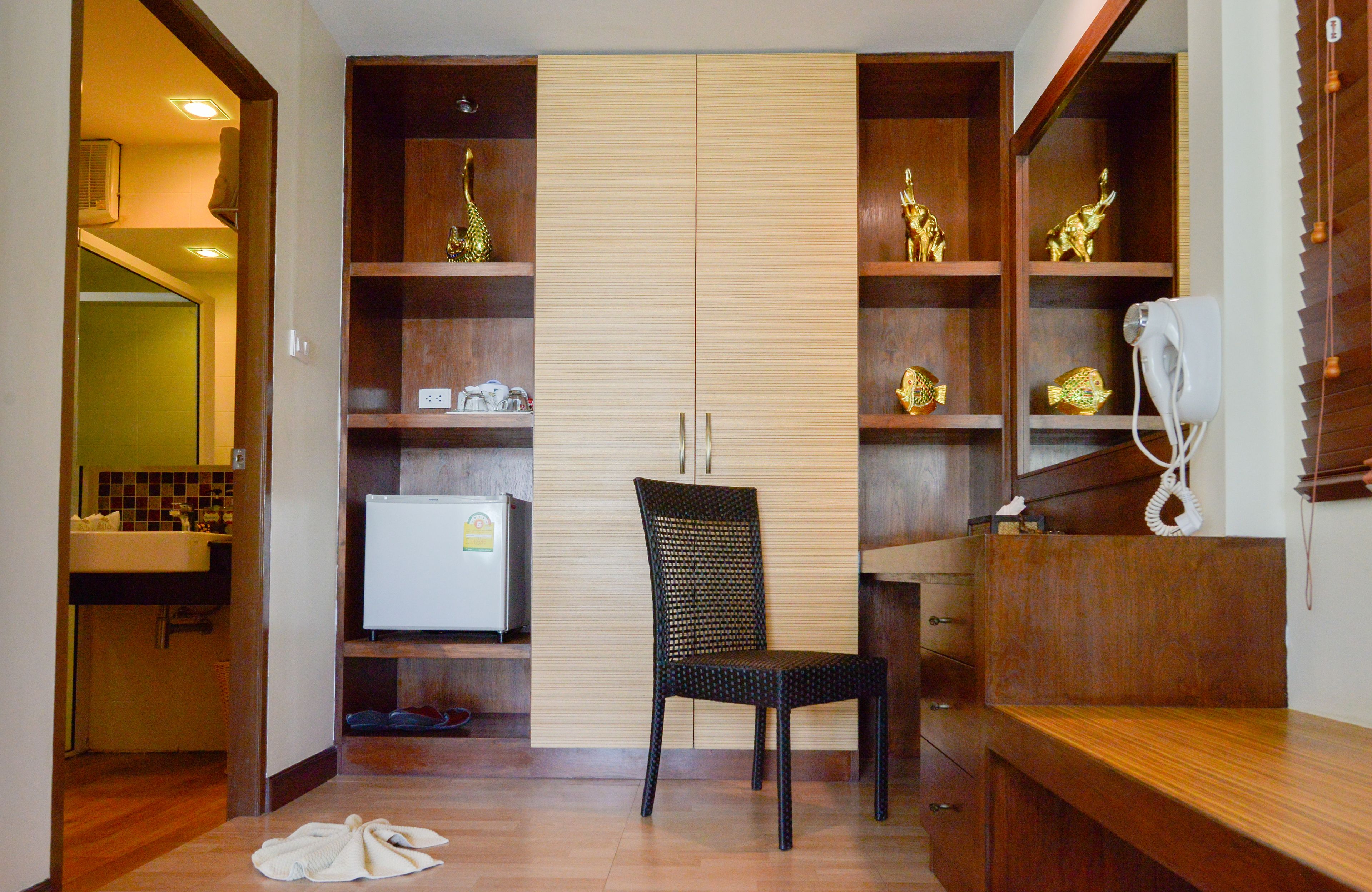 superior room, 1 king bed, garden view | premium bedding, minibar, in-room safe, desk