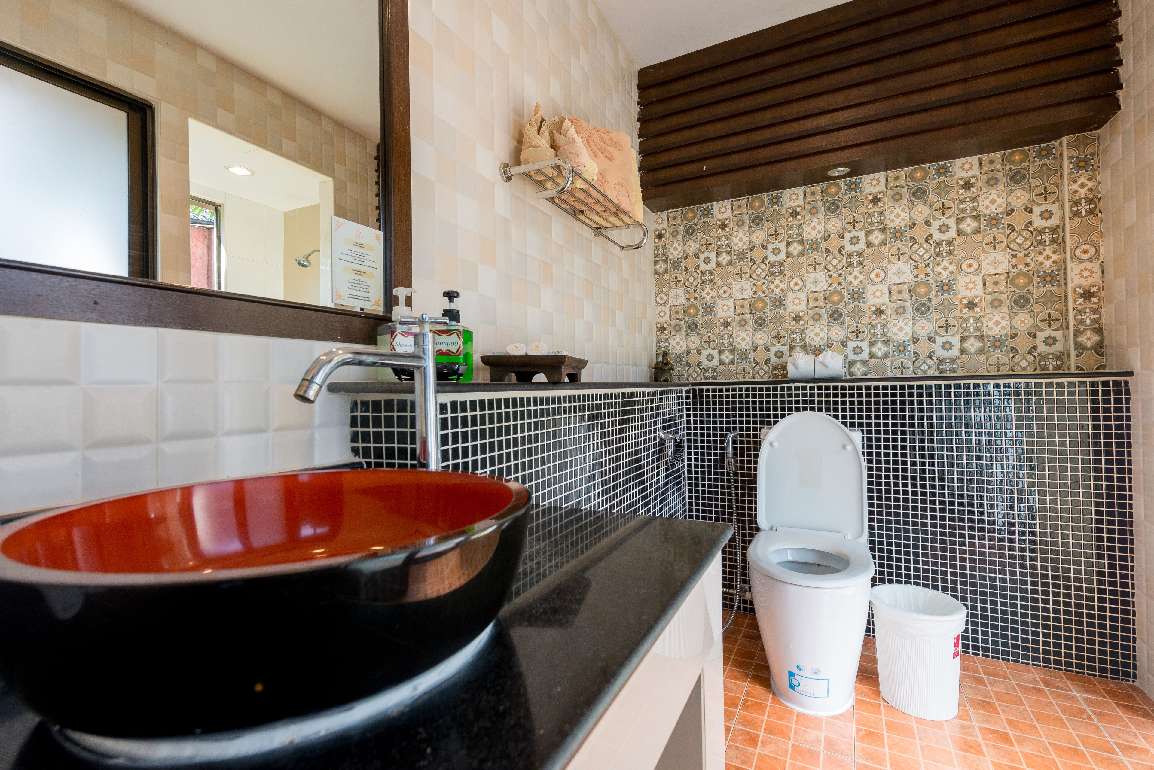 deluxe room, 2 single beds, pool view | bathroom | free toiletries, hair dryer, bathrobes, slippers