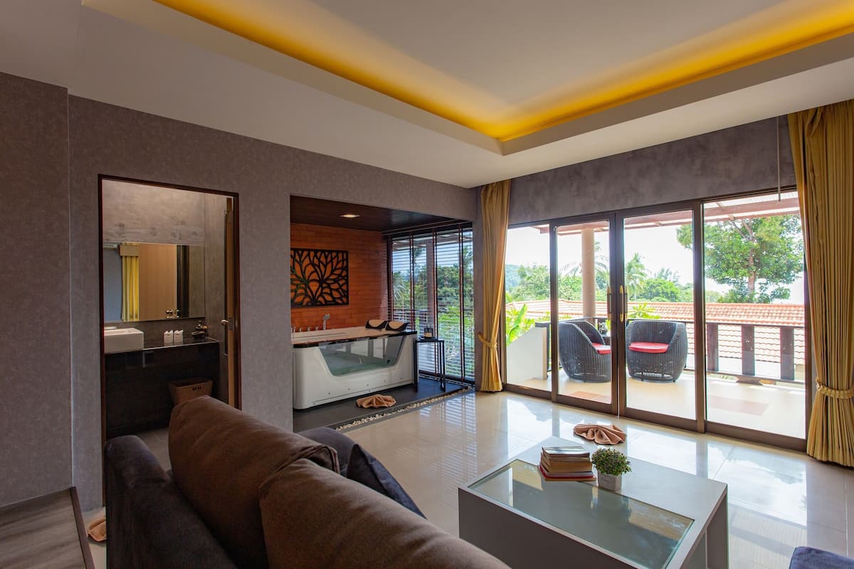 Habitación de luna de miel, 1 cama King size, vista parcial al mar | Área de sala de estar | Televisión LCD