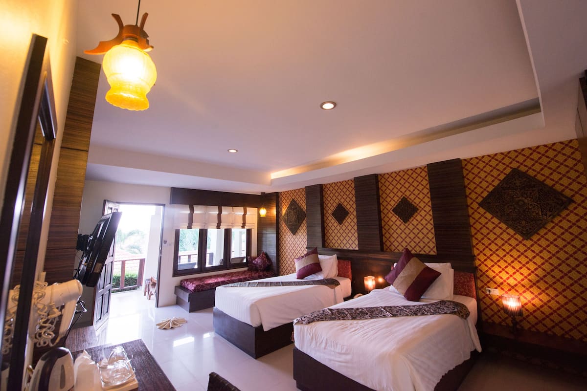 deluxe room, 2 single beds, partial sea view | premium bedding, minibar, in-room safe, desk