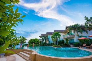 2 outdoor pools, pool loungers