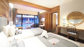 Une chambre d’hôtel avec un grand lit, un bureau, une chaise, un miroir rond et une vue sur l’espace extérieur abritant une piscine.