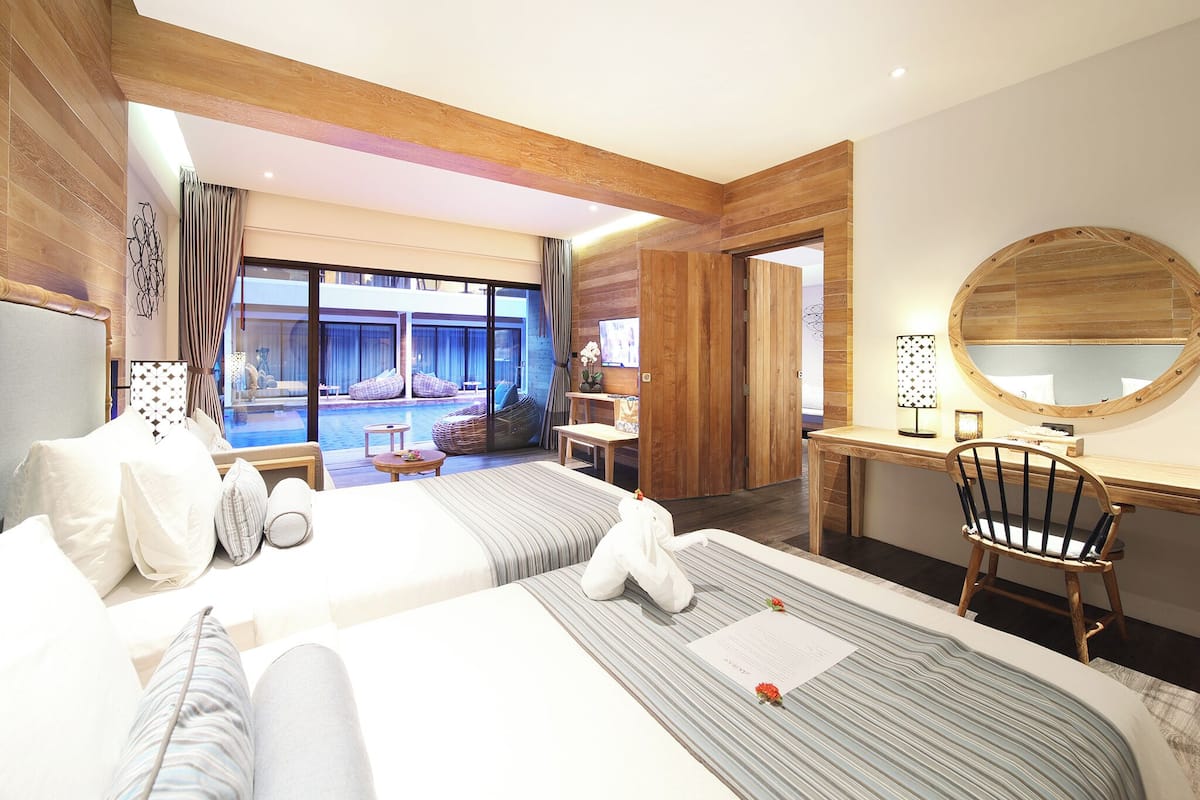 Superior Pool Access Twin Room | 1 slaapkamer, een minibar, een kluis op de kamer, een bureau