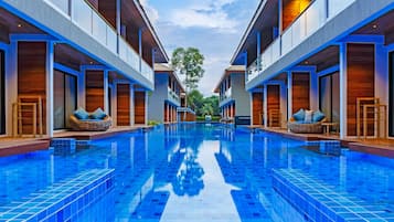 Superior Pool Access Double Room | Bar mini, peti besi dalam bilik, meja, langsir/tirai gelap terus