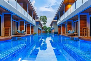 Superior Pool Access Double Room | Ropa de cama hipoalergénica, minibar, caja fuerte y escritorio