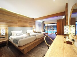 Superior Pool Access Twin Room | Roupas de cama antialérgicas, frigobar, cofres nos quartos, escrivaninha