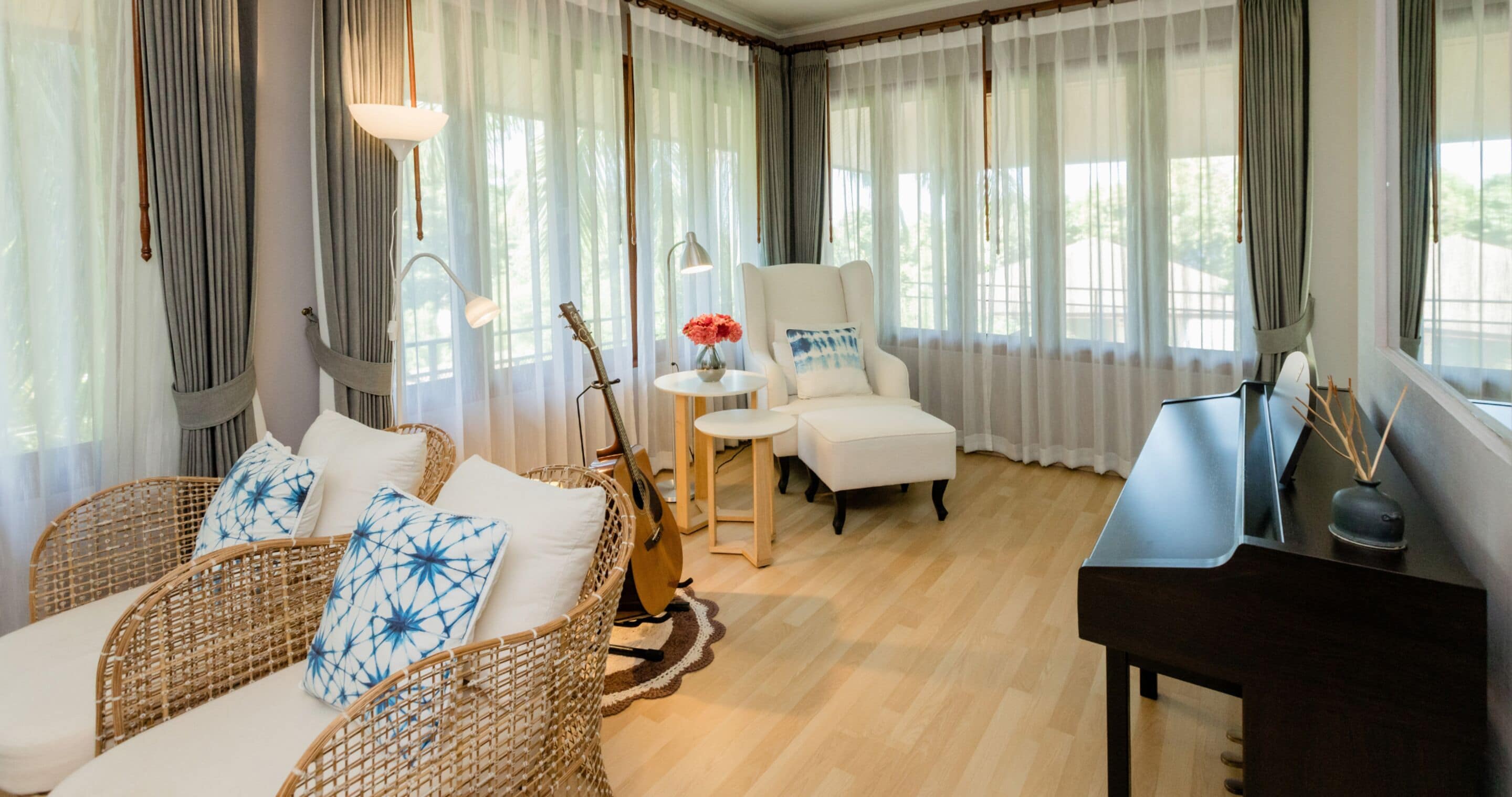 jacuzzi exclusive family 1 bedroom | living area