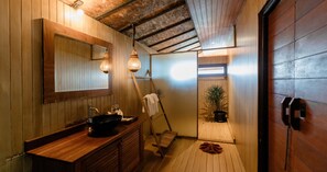2 Bedroom Jacuzzi Suite Family Ocean View | Bathroom | Shower, free toiletries, hair dryer, towels - The Cliff Lipe (Koh Lipe)