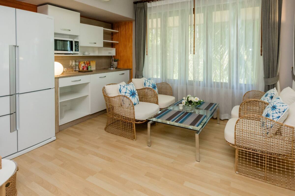 jacuzzi exclusive family 1 bedroom | living area