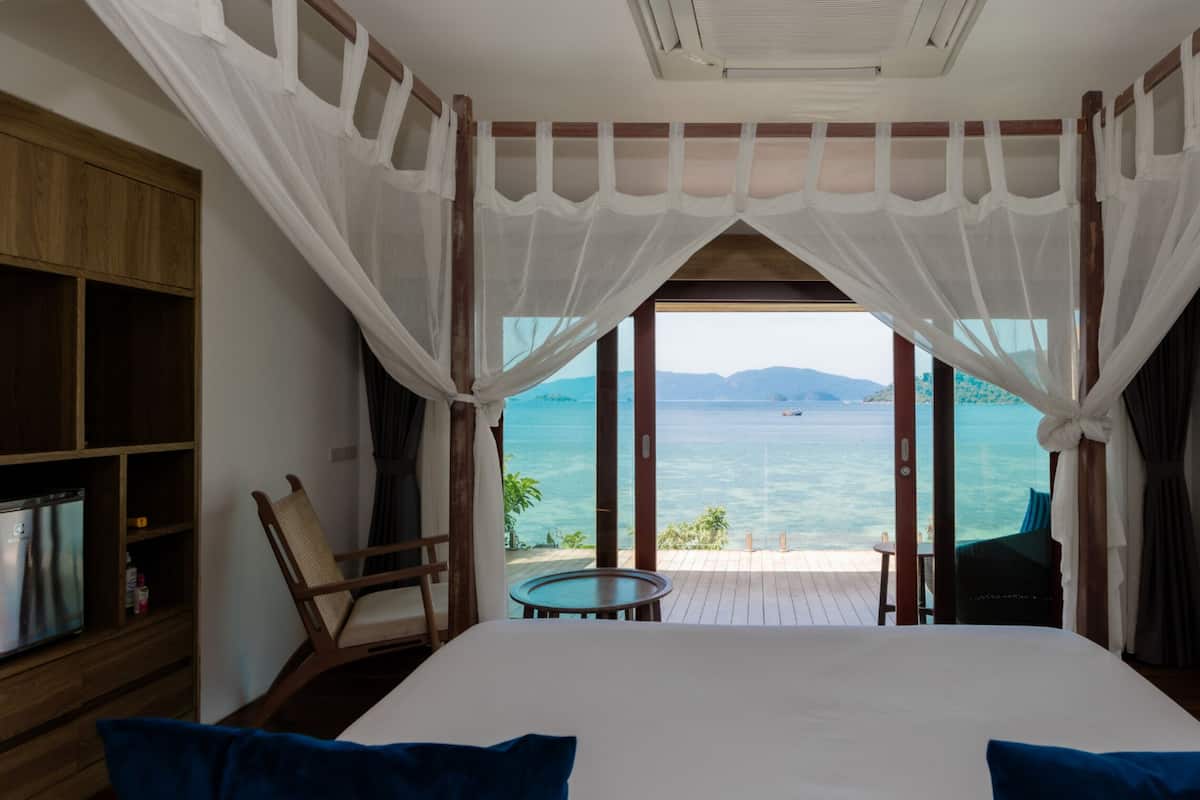 Pool Villa Ocean View | Isi minibar gratis, brankas, dan didekorasi berbeda-beda