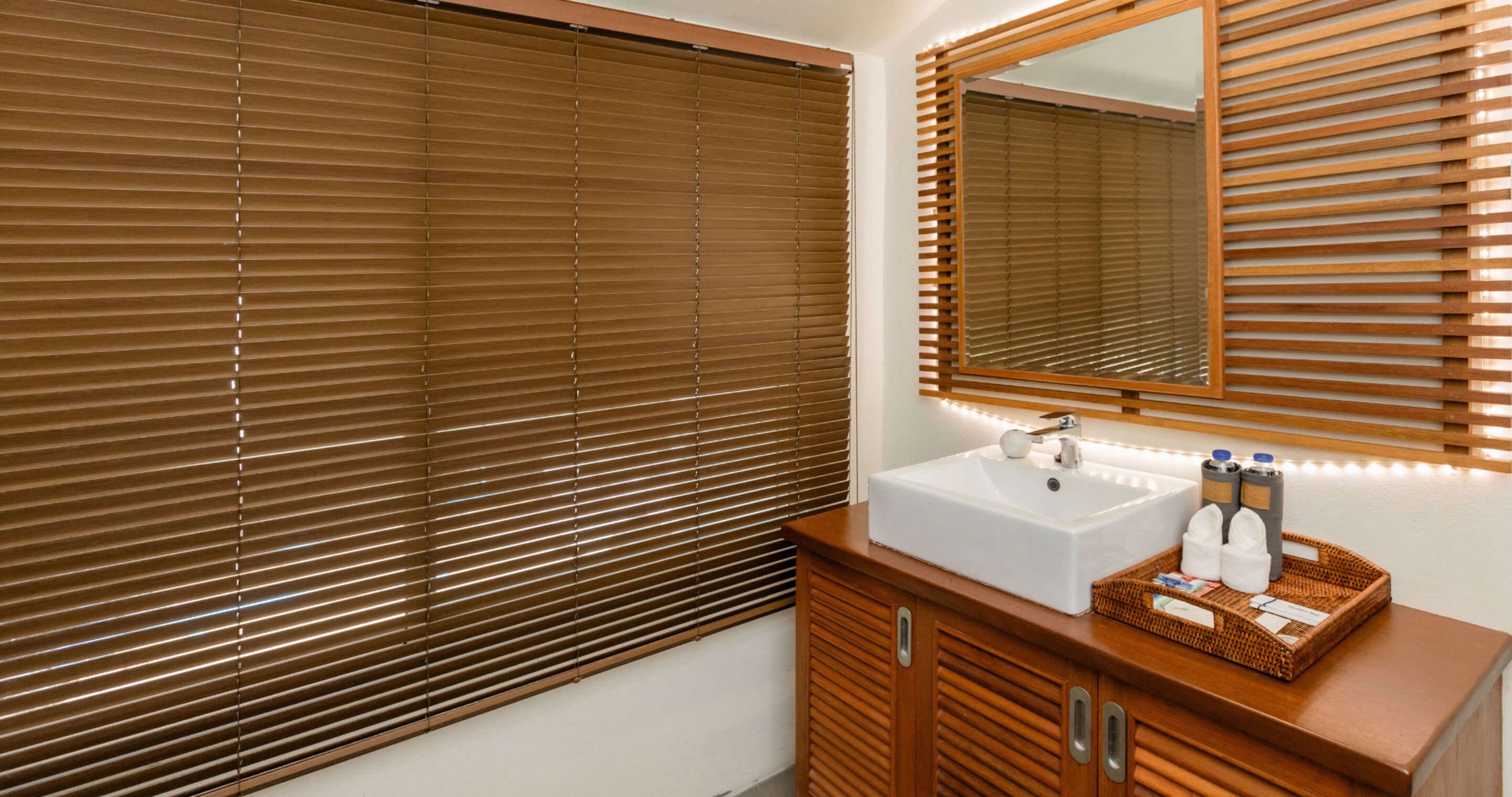 jacuzzi exclusive family 1 bedroom | bathroom | shower, free toiletries, hair dryer, towels