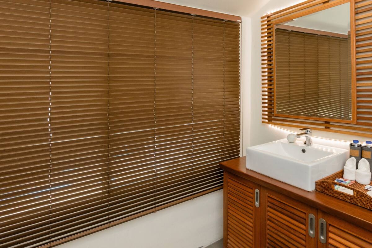 jacuzzi exclusive family 1 bedroom | bathroom | shower, free toiletries, hair dryer, towels