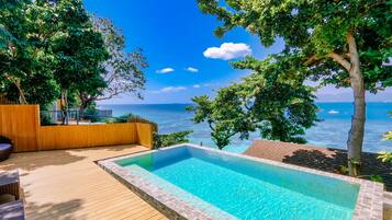 2 Bedroom Pool Villa Family Ocean View | Minibarvarer (inkludert), safe på rommet og individuelt dekorert