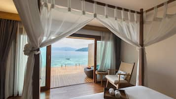 Jacuzzi Suite Ocean View | Free minibar items, in-room safe, individually decorated