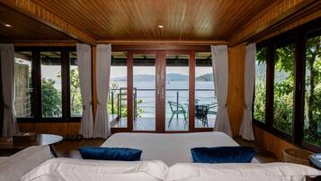 2 Bedroom Jacuzzi Suite Family Ocean View | Vista dalla camera