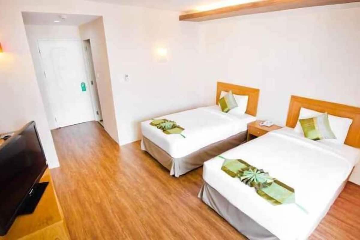 Caja de seguridad en la habitación, escritorio y cortinas blackout