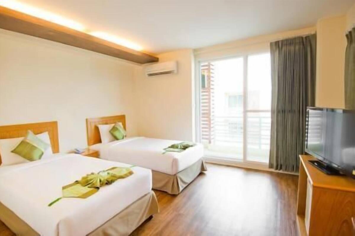 Caja de seguridad en la habitación, escritorio y cortinas blackout