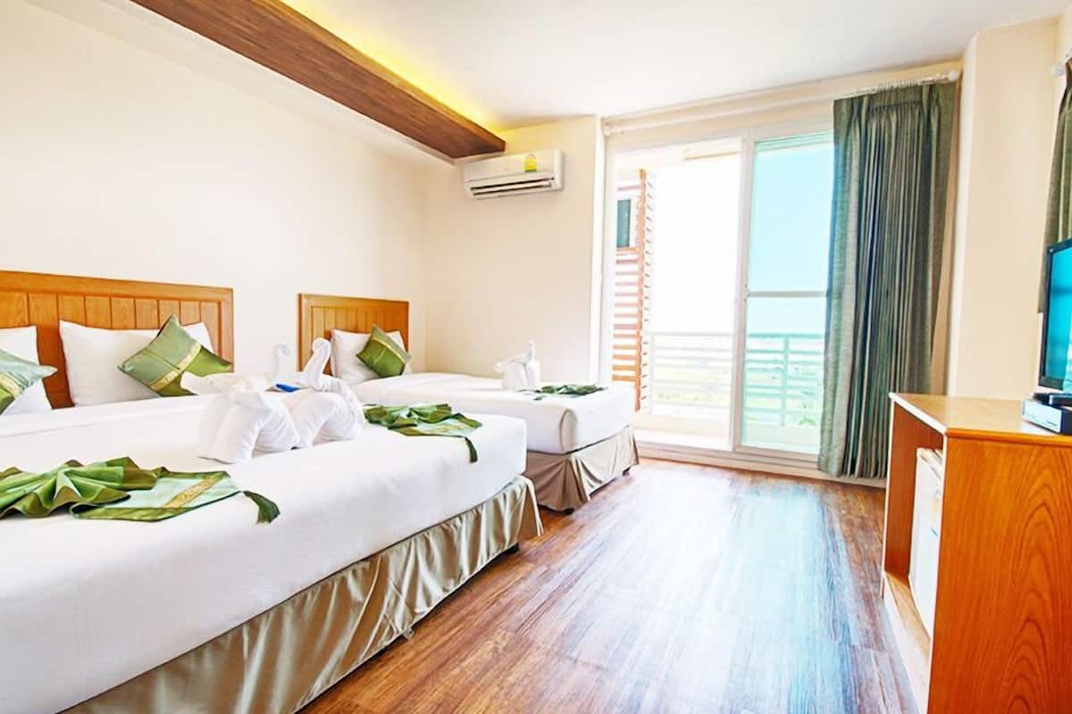 Superior Triple Room | In-room safe, desk, blackout curtains, free WiFi
