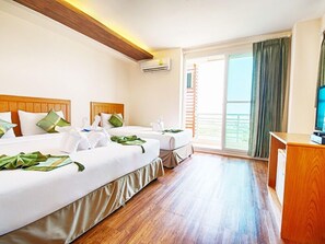 高級三人房 | 房內夾萬、書桌、遮光窗簾/窗簾、免費 Wi-Fi