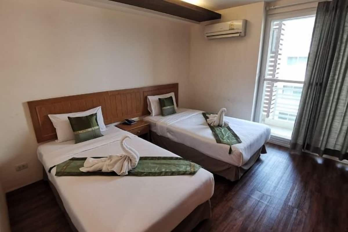 Peti besi dalam bilik, meja, langsir/tirai gelap terus, Wi-fi percuma