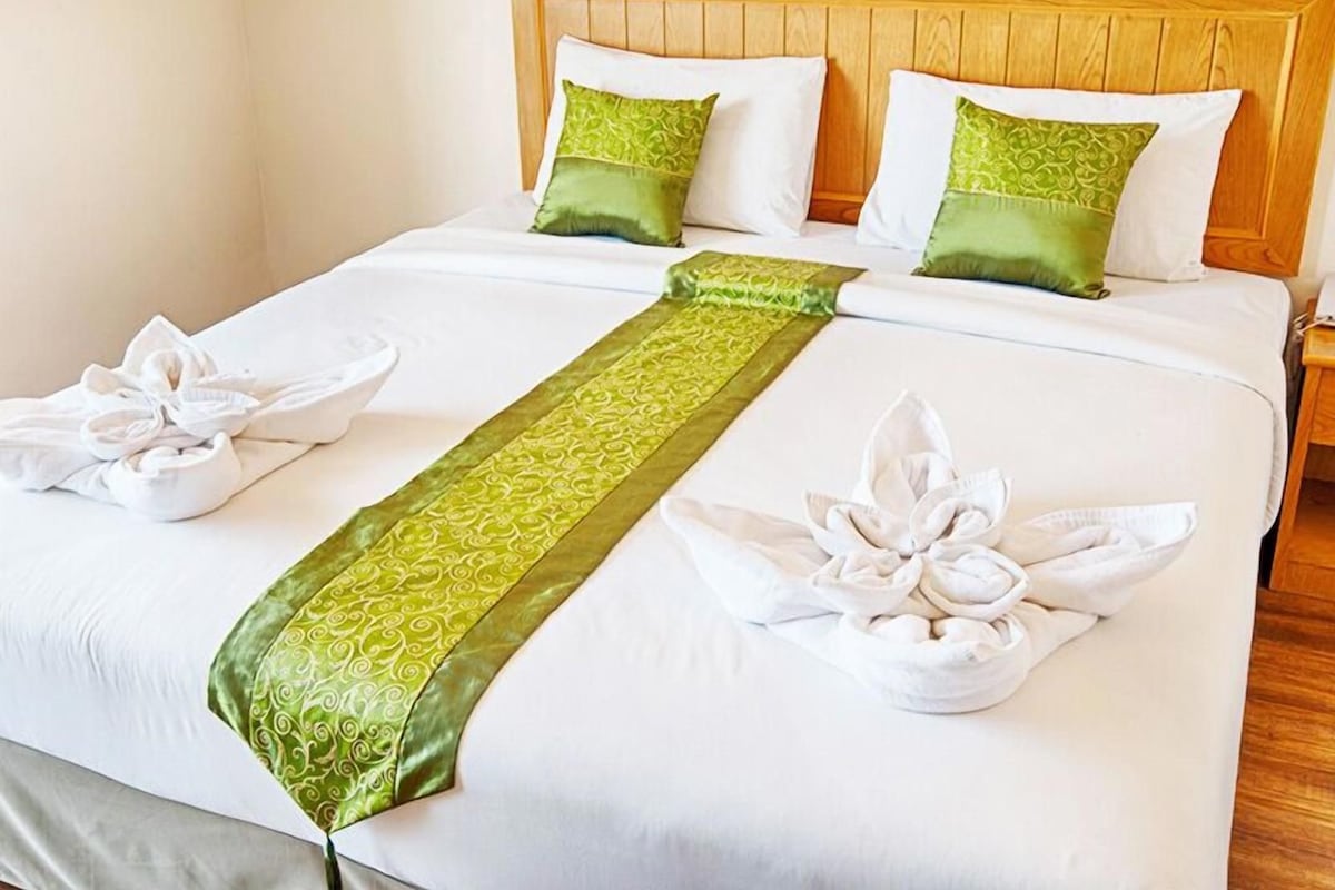 In-room safe, desk, blackout drapes, WiFi (free)
