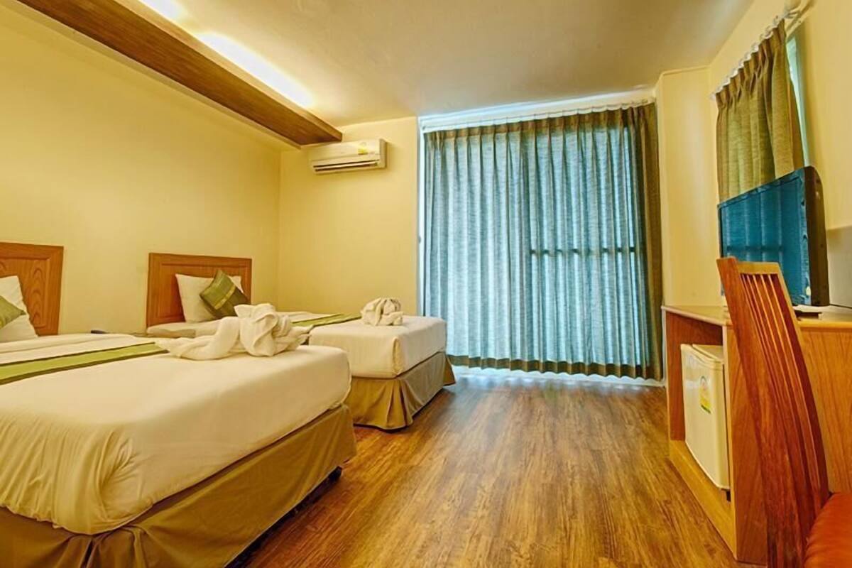 Caja de seguridad en la habitación, escritorio y cortinas blackout