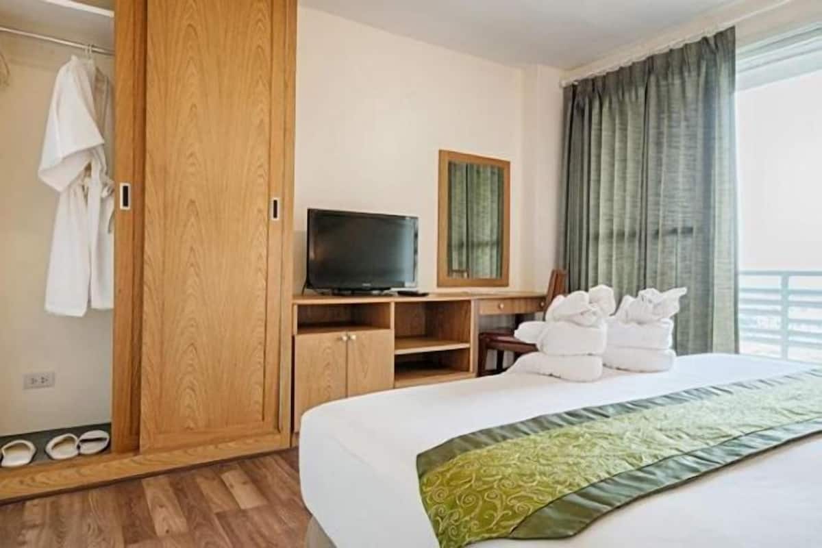 Caja de seguridad en la habitación, escritorio y cortinas blackout