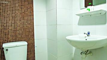 Shower, free toiletries