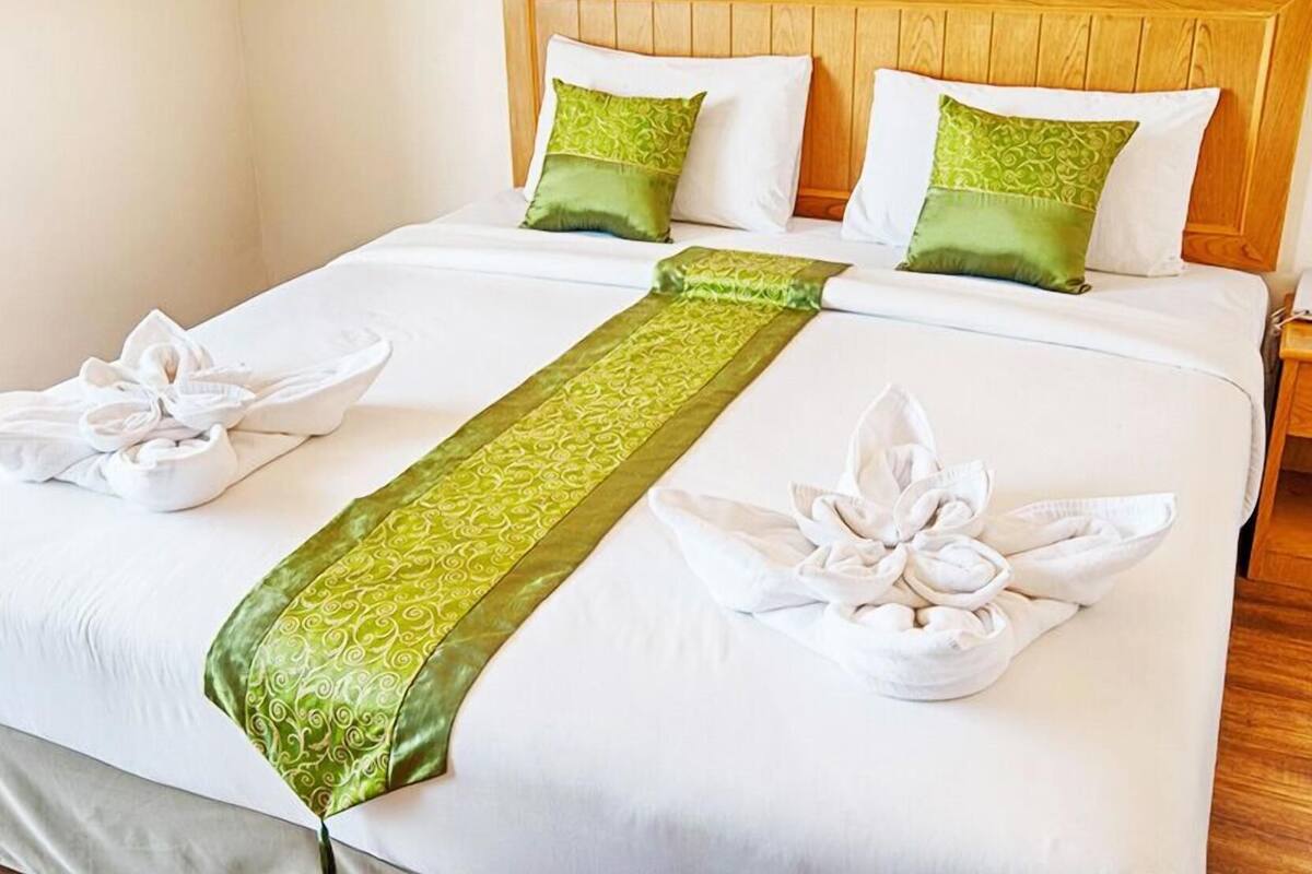 Caja de seguridad en la habitación, escritorio y cortinas blackout