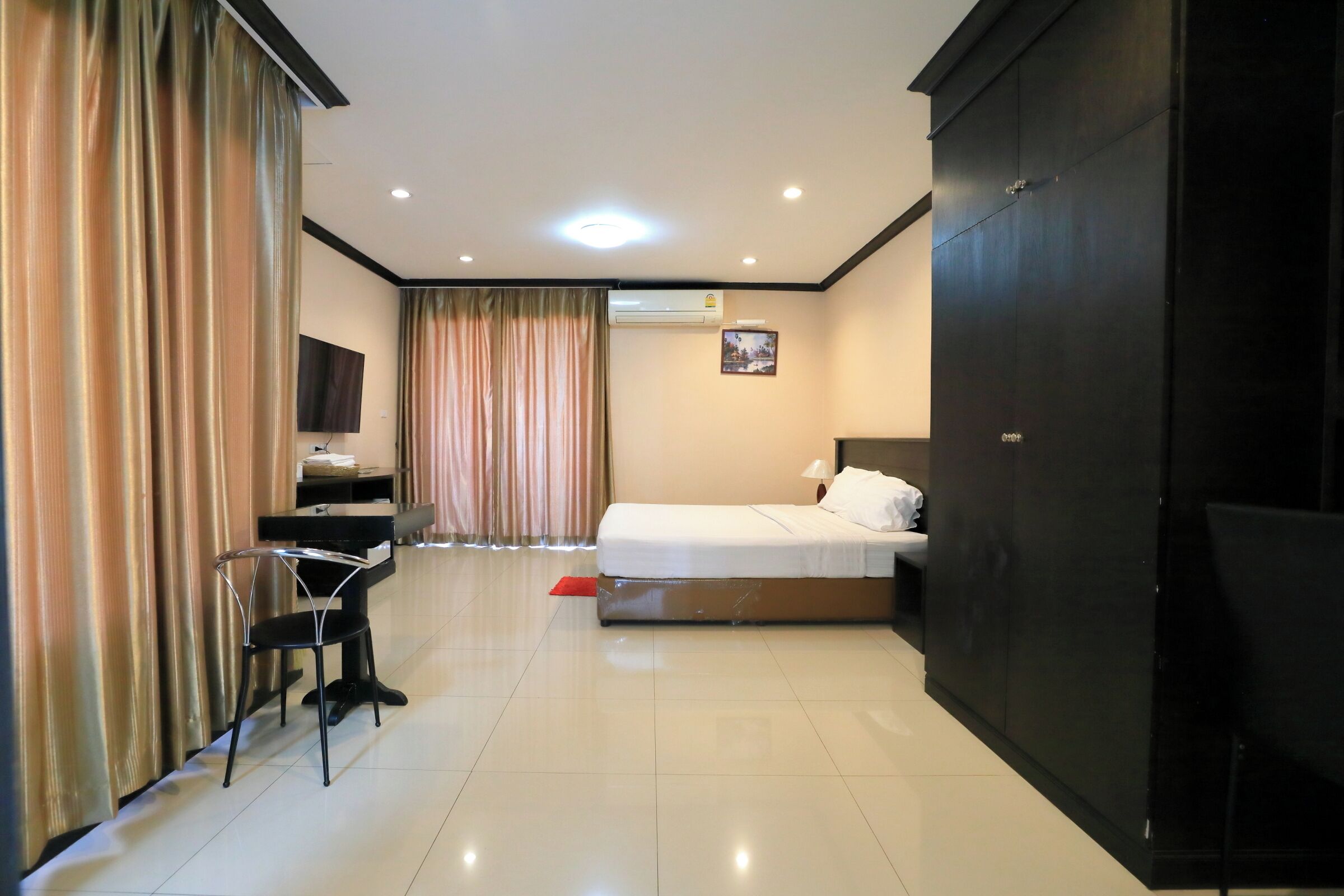 standard room, 1 king bed | 1 bedroom, desk, laptop workspace, blackout curtains