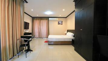 Standard Room, 1 King Bed | Desk, laptop workspace, blackout curtains, soundproofing
