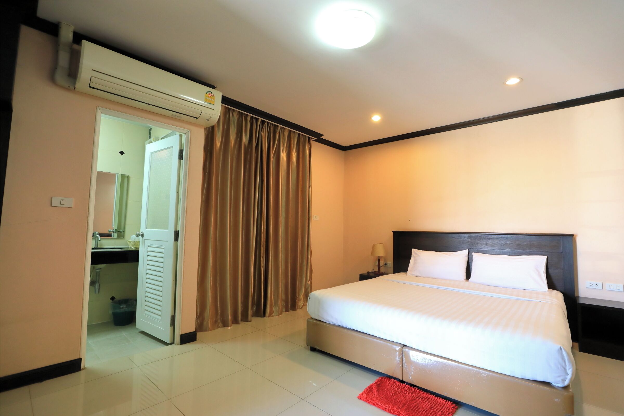 standard room, 1 king bed | 1 bedroom, desk, laptop workspace, blackout curtains