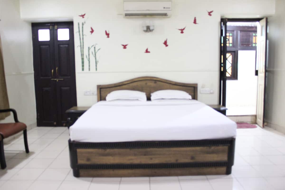 Quarto casal superior, 1 cama de casal, vista para a cidade | Vista do quarto