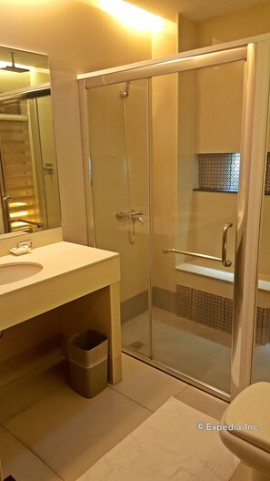 Free toiletries, slippers, towels - Manhattan Suites Inn (Dumaguete)