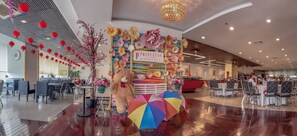早餐，供應午餐和晚餐