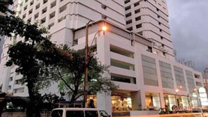 Un edificio moderno de varios pisos con un estacionamiento subterráneo.
