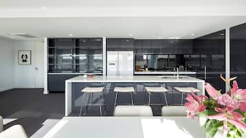 Cobertura executiva, 3 quartos | Cozinha privada | Geladeira grande, micro-ondas, fogão, cooktop