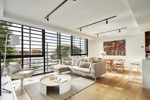 Three Bedroom Townhouse Apartment | Living area | 32-inch Smart TV with digital channels, TV