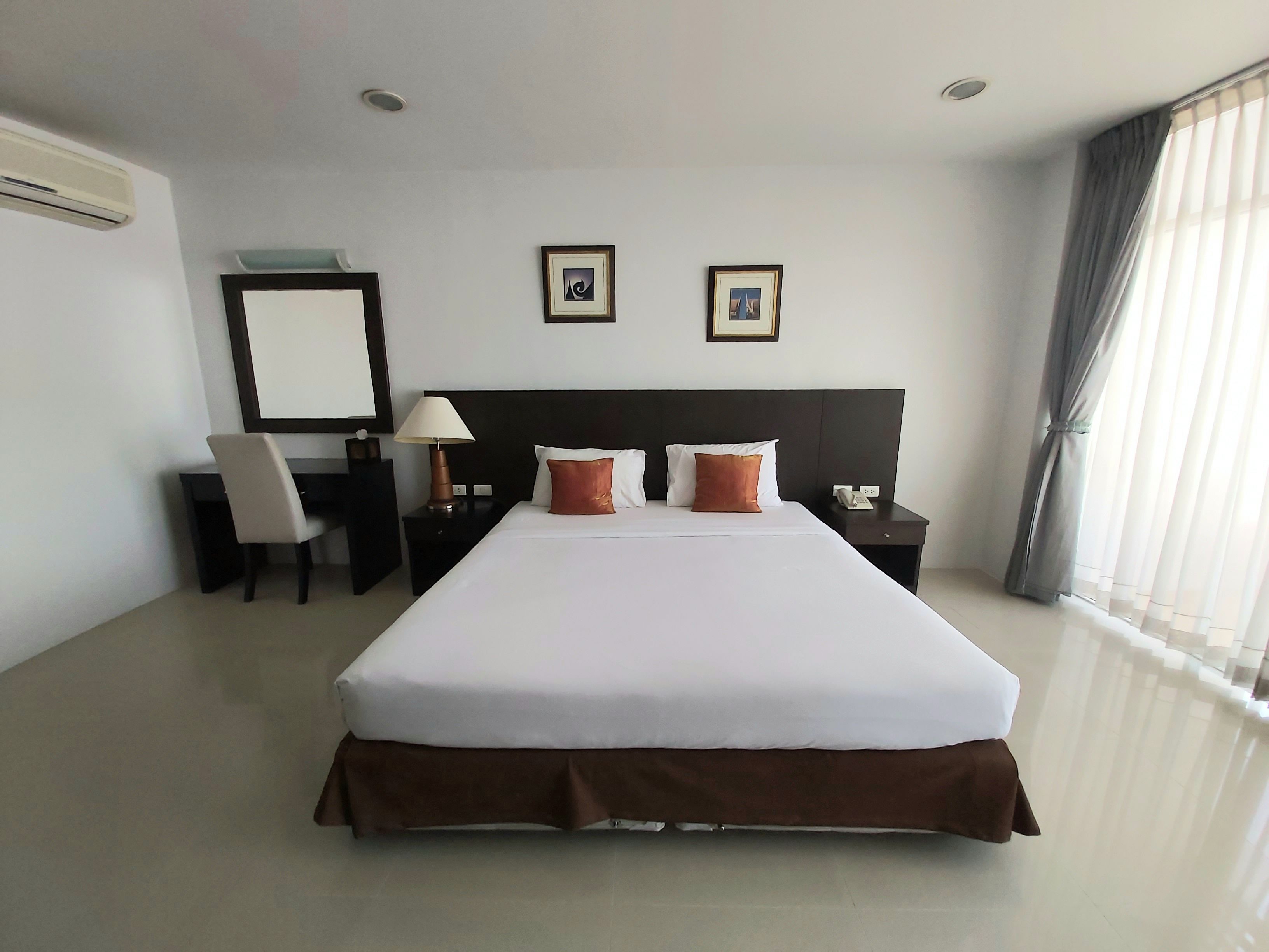 Standard Studio | In-room safe, desk, cribs/infant beds, rollaway beds