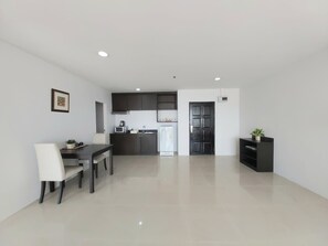 Kühlschrank, Kochgeschirr/Geschirr/Besteck