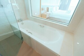 Junior-Doppelzimmer, 1 Schlafzimmer | Badezimmer | Badewanne und Dusche (separat), Regendusche, kostenlose Toilettenartikel