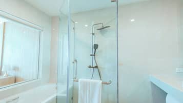 Premier Twin Room, Non Smoking, Mountain View | Bathroom | Separate bathtub and shower, rainfall showerhead, free toiletries