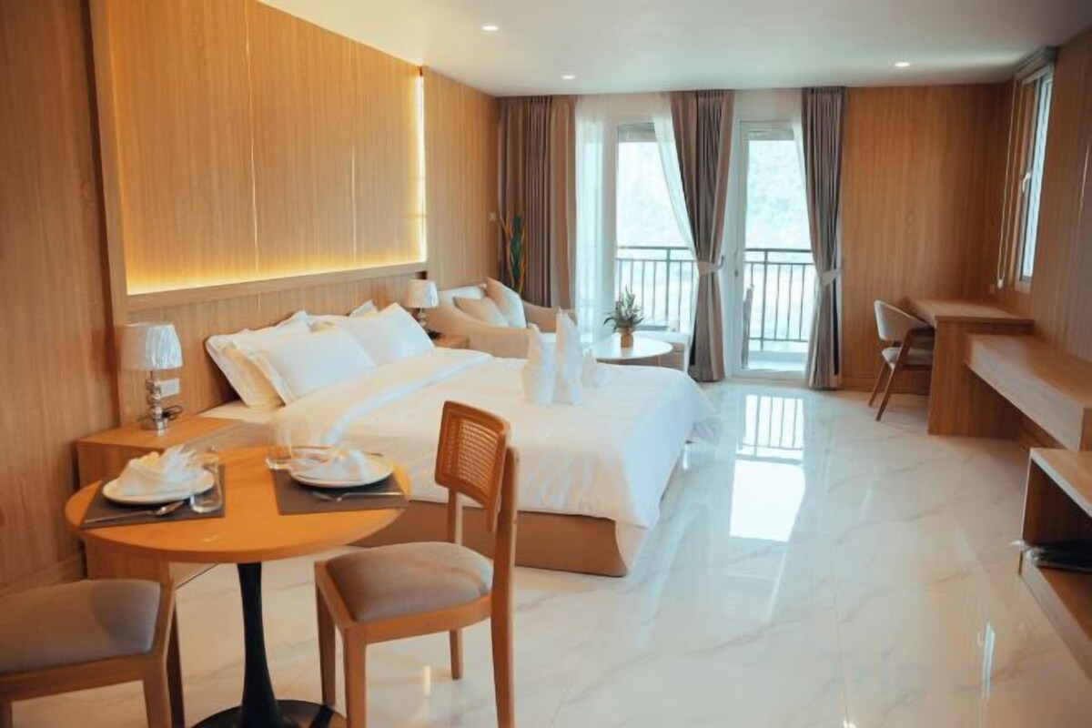 Premium bedding, minibar, in-room safe, soundproofing