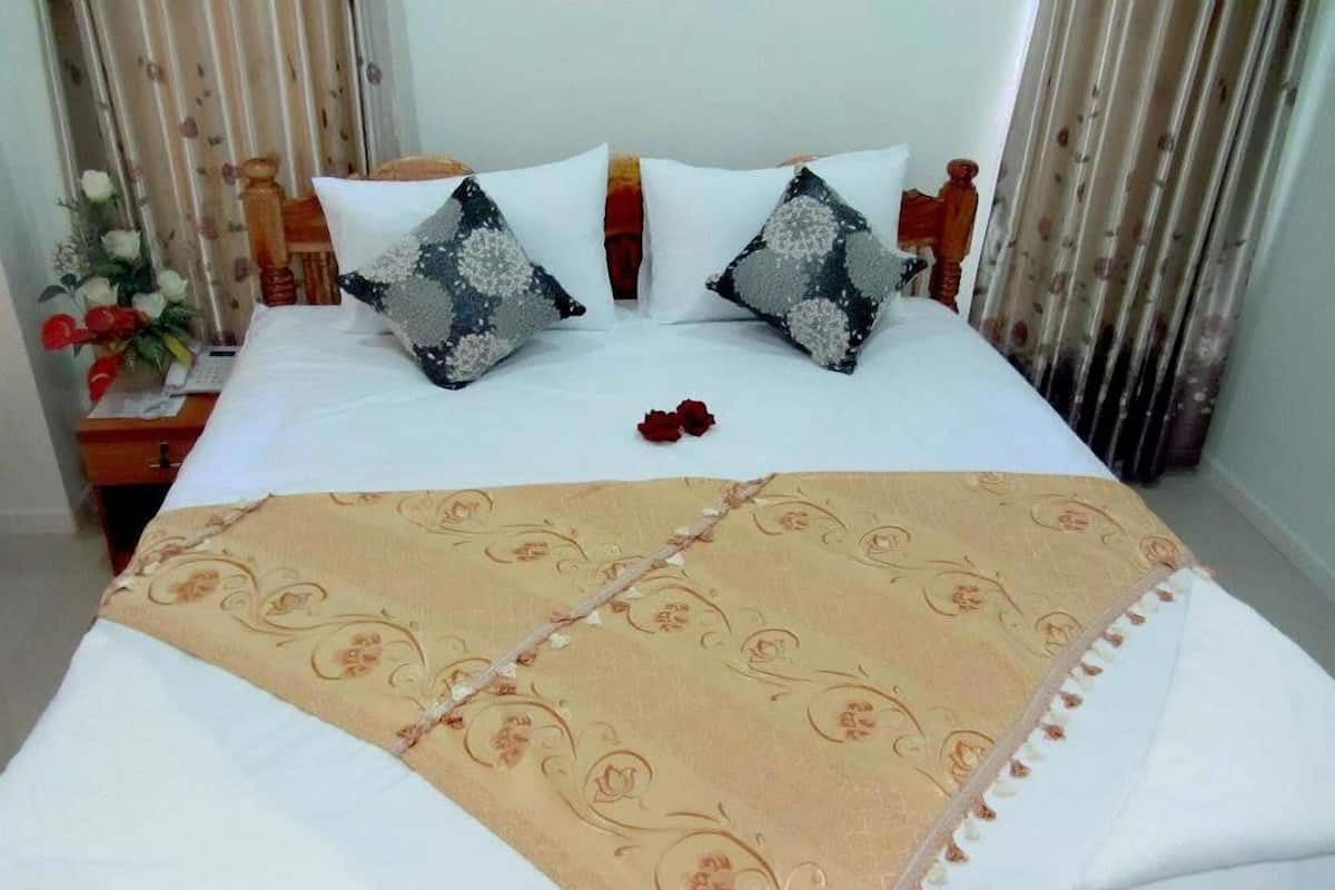 Desk, rollaway beds, free WiFi