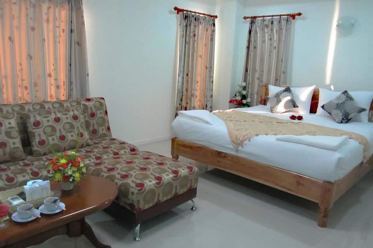 Desk, rollaway beds, free WiFi