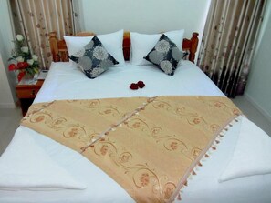 Desk, rollaway beds, free WiFi - Rueanrimnam Hotel (Roi Et)
